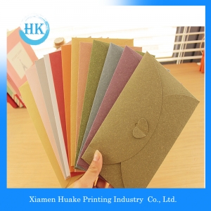 farbiger und kleiner Umschlag aus Bastelpapier 