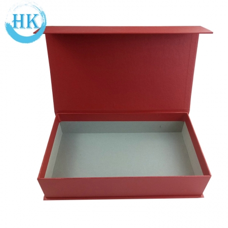 Faltbare Geschenkbox aus rotem Mattpapier mit Magnetverschluss 