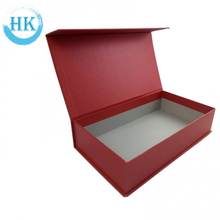 Faltbare Geschenkbox aus rotem Mattpapier mit Magnetverschluss 